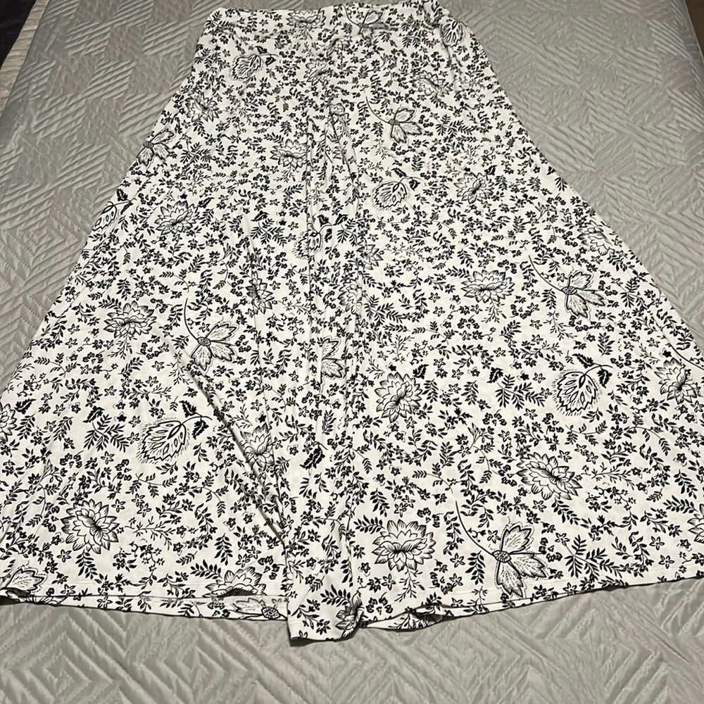 Flowing pants by Vince Camuto size L. Slip on waistband in black and off white.